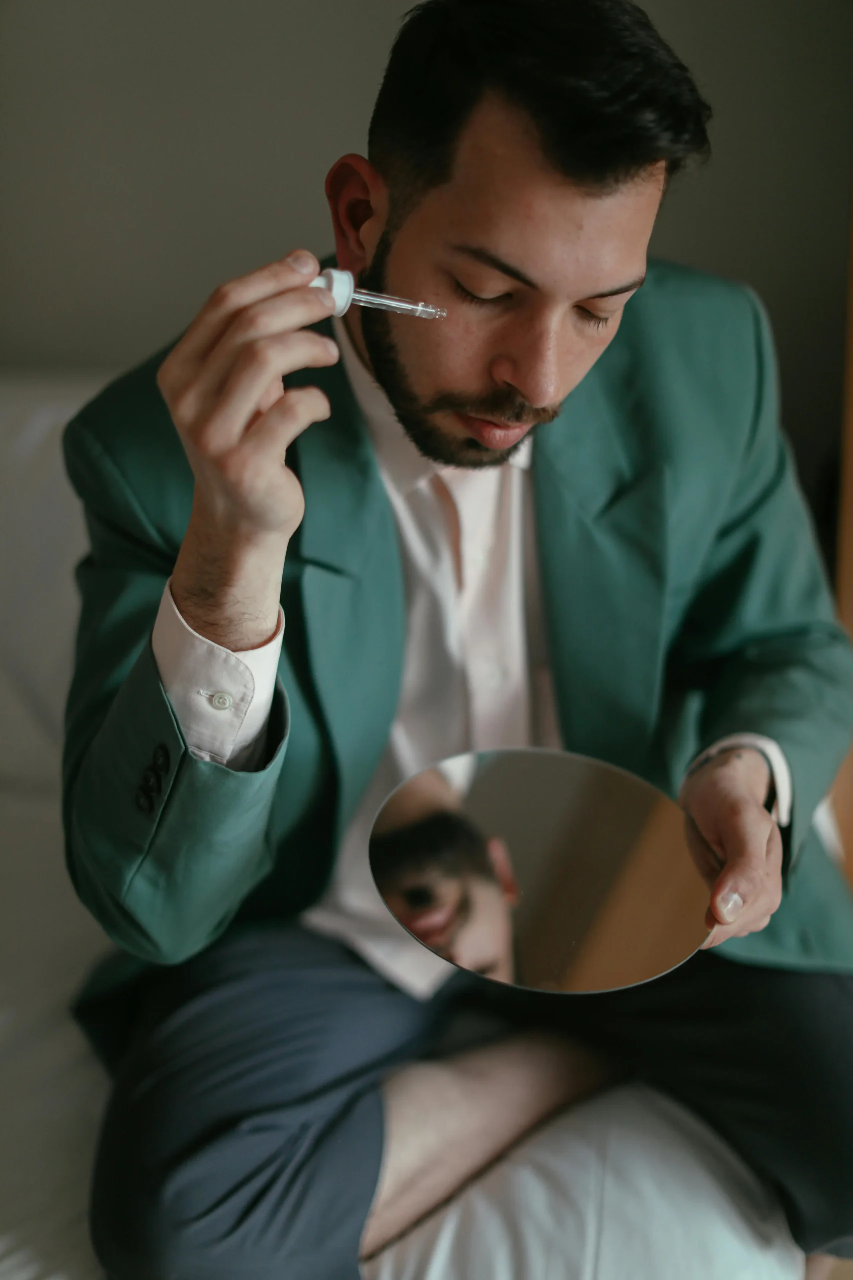 You are currently viewing Face Serum for Men: Top 7 Picks for Oily Skin with Benefits