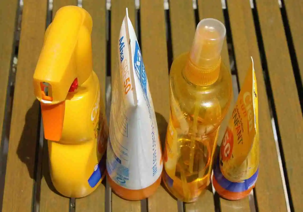 You are currently viewing Sunscreen and Moisturizer: Complete Guide for Healthy Skin 2025