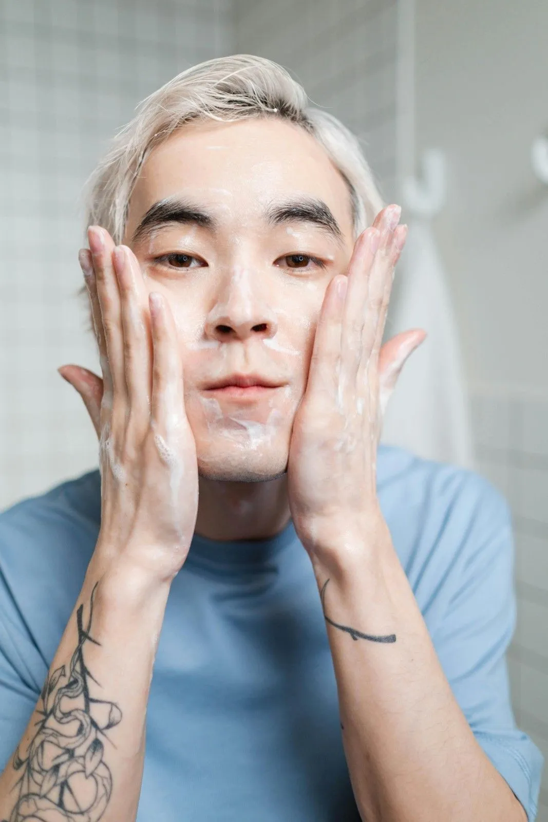 You are currently viewing Niacinamide vs Hyaluronic Acid: Best Serum for Indian Skin in 2025
