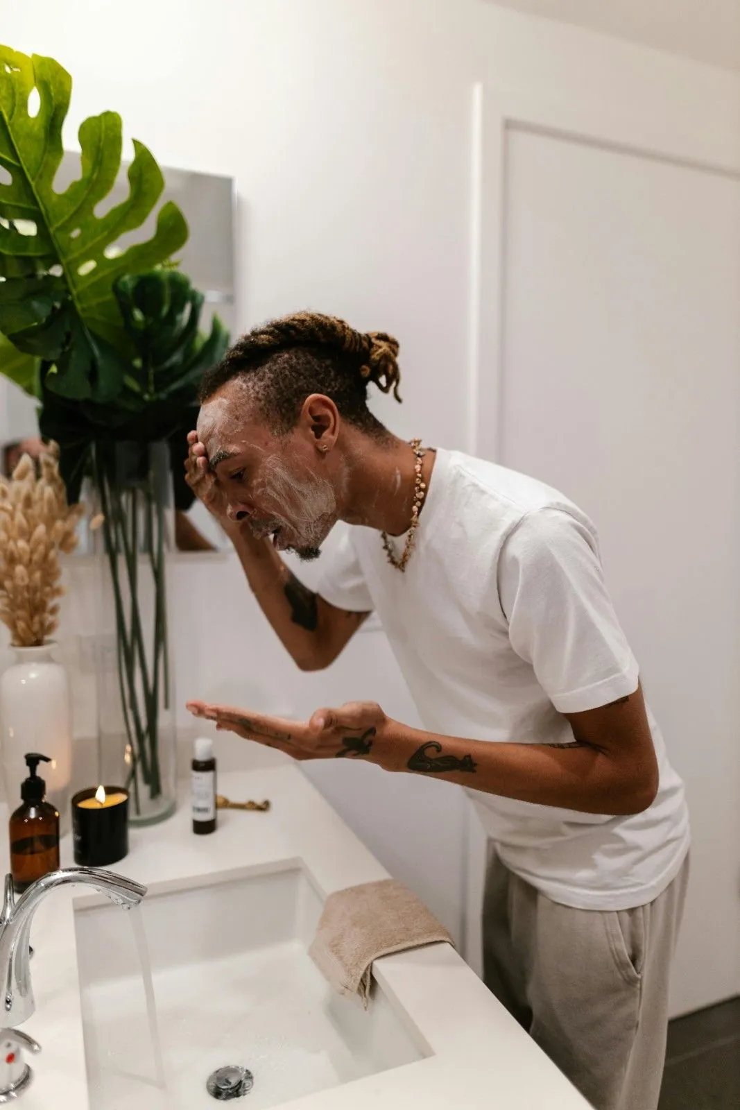 You are currently viewing Face Wash vs Soap for (2025): Which is Better for Men’s Skin ?