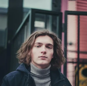 Read more about the article Oily vs Dry Shampoo: How to Choose the Right Shampoo in 2025