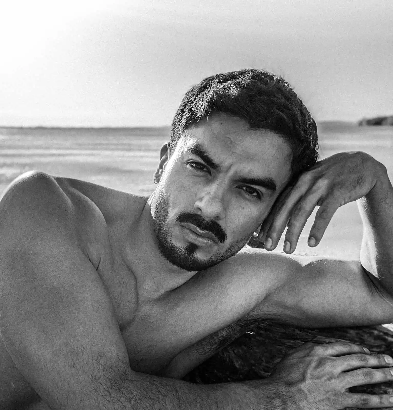 You are currently viewing Dark Underarms Men 2025 – Causes, Solutions & Grooming Guide